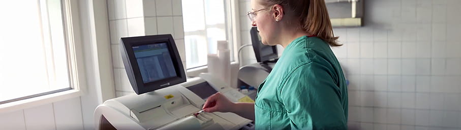 Uniklinikum Erlangen – eine Pflegekraft führt eine Blutgasanalyse mit dem Blutgasanalysator ABL800 durch